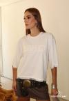 T-SHIRT CROPPED OVER FEMININA COM BORDADO INDUSTRIAL  OFF WHITE PERFECT WAY