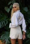 CAMISA OVER C/ BORD INDUSTRIAL RECORTE MANGAS FEMININA OFF WHITE PERFECT WAY