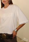 T-SHIRT CROPPED OVER FEMININA COM BORDADO INDUSTRIAL  OFF WHITE PERFECT WAY