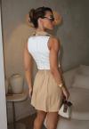 MACACÃO SHORT SAIA C/ PREGAS OFF WHITE C/ BEGE PERFECT WAY