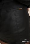 SHORTS  SAIA COURO SINTETICO ( PU)  C/ FIVLAS METAL FEMININO PRETO PERFECT WAY