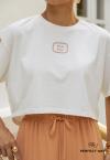 T- SHIRT CROPPED OVER FEMININA OFF WHITE COM AMENDOA PERFECT WAY