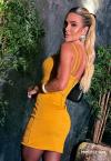 VESTIDO CURTO FEMININO COM ABERTURA E METAL MOSTARDA . PERFECT WAY