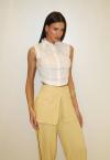 CAMISA CROPPED SEM MANGA FEMININA OFF WHITE PERFECT WAY