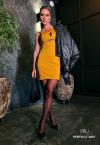 VESTIDO CURTO FEMININO COM ABERTURA E METAL MOSTARDA . PERFECT WAY