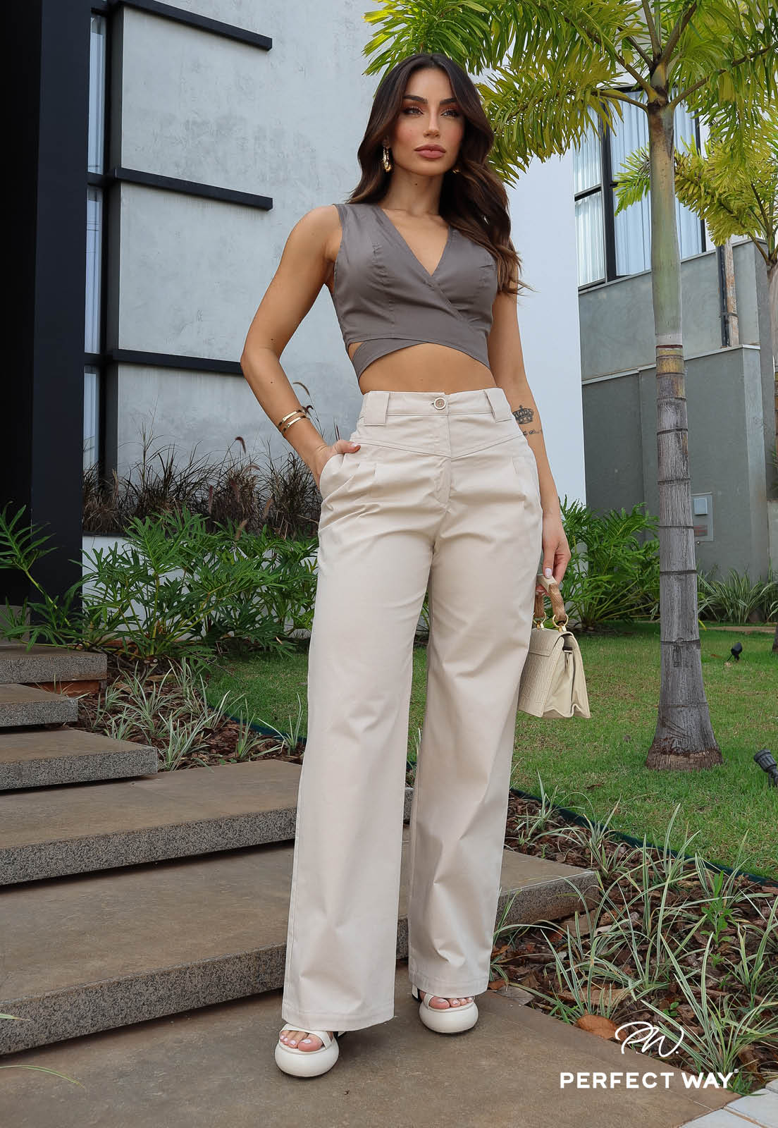 CALÇA FEMININA CORTE RETO C/ PREGAS bege ... PERFECT WAY