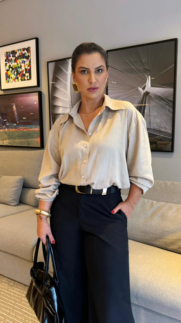 CAMISA C/ MINI FENDA LATERAIS FEMININA BEGE