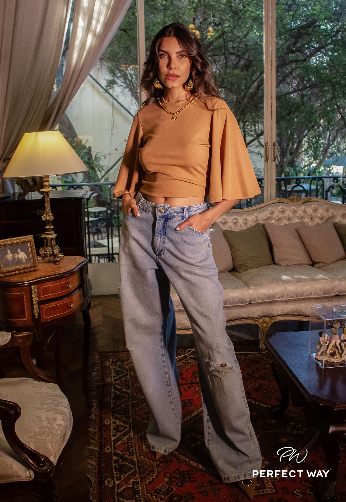 BLUSA CROPPED DECOTE  C/ CORRENTE E PINGENTE  FEMININA amendoa