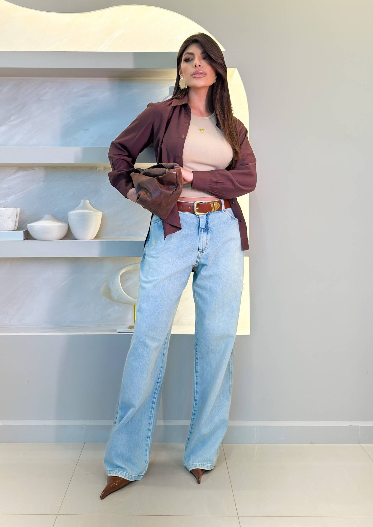 CAMISA BOLSO FRENTE, COSTAS MAIS COMPRIDA FEMININA CACAU